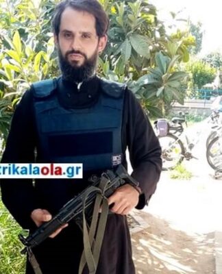 Ο παπάς – αστυνομικός που φυλάει σκοπιά με… όπλο στα Τρίκαλα.