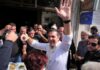 Τσίπρας: Τσικουδιά, λουλούδια και selfies και η αποθέωση από τον παπά – Γιάννη Βάθη