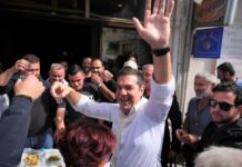 Τσίπρας: Τσικουδιά, λουλούδια και selfies και η αποθέωση από τον παπά – Γιάννη Βάθη