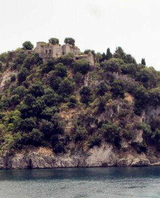 Σοκ στην Πάργα. Τουρίστρια έπεσε από το Κάστρο και σκοτώθηκε