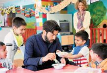Πατήρ Αντώνιος: Βραβεύτηκε στη Χάγη για τη δράση της «Κιβωτού του Κόσμου»