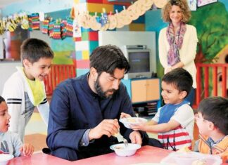 Πατήρ Αντώνιος: Βραβεύτηκε στη Χάγη για τη δράση της «Κιβωτού του Κόσμου»