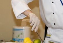 Ελούντα: Σεφ πλάκωσε στο ξύλο εργαζόμενο στην κουζίνα – Κακός χαμός σε πεντάστερο ξενοδοχείο – video
