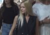 Μύκονος: Οι paparazzi την περίμεναν στο σωστό σημείο – Το ίδιο εντυπωσιακή όπως και στις παραλίες – video
