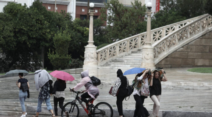 Καιρός σήμερα: Παραμένει «άγριος με ισχυρές καταιγίδες