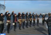 Θεσσαλονίκη: Πόντιοι χόρεψαν Πυρρίχιο στη Νέα Παραλία – βίντεο