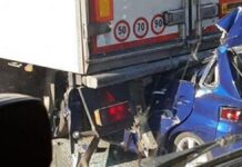 Αυτοκίνητο καρφώθηκε σε νταλίκα – Νεκρός ο οδηγός
