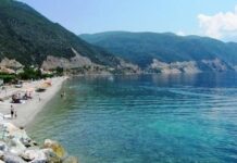 Η ζεστή παραλία στην Ελλάδα που μπορείς να κάνεις μπάνιο όλο τον χρόνο (Photos/Video)