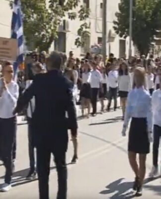 Πτολεμαϊδα: Η στιγμή που καθηγητής σπρώχνει μαθητή κατά τη διάρκεια της παρέλασης – video