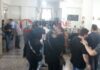 Ηράκλειο: Επιτέθηκαν στη γυναίκα που σκότωσε τον άνθρωπό τους – Ξύλο και τραυματίες στα δικαστήρια.