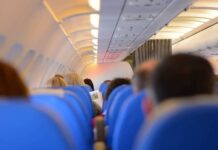 Χαμός σε πτήση: Διάσημη παρουσιάστρια έβρισε χυδαία συνεπιβάτες της – Την συνέλαβαν οι αστυνομικοί