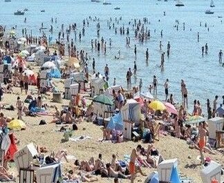 Ηράκλειο: Εφιάλτης στην παραλία – Το λάθος που λίγο έλειψε να της στοιχίσει τη ζωή (ΒΙΝΤΕΟ)