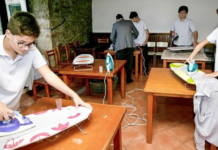 Σχολείο διδάσκει στα αγόρια πως να σιδερώνουν, να πλένουν και να κάνουν τις δουλειές του σπιτιού