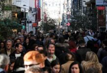 Εορταστικό ωράριο: Πότε ξεκινάει – Αναλυτικά οι ώρες λειτουργίας των καταστημάτων