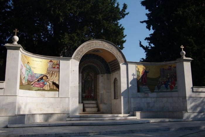 Η «Μικρή Ιερουσαλήμ» της Ελλάδας: Η πολύχρωμη πόλη με τους 72 βυζαντινούς ναούς και τη μυστηριακή γοητεία