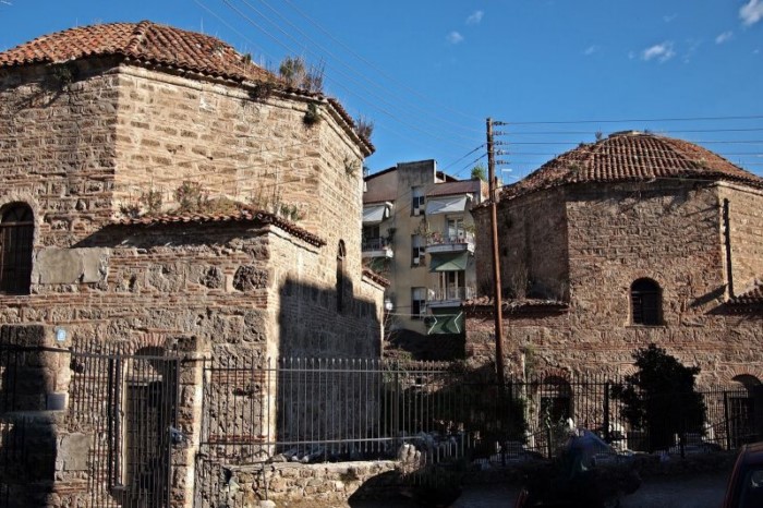 Η «Μικρή Ιερουσαλήμ» της Ελλάδας: Η πολύχρωμη πόλη με τους 72 βυζαντινούς ναούς και τη μυστηριακή γοητεία