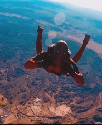 Ντύθηκε… Deadpool και πήδηξε από τα 3.600 μέτρα!
