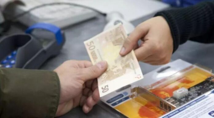 Μειώνεται στα 300 ευρώ, από 500 ευρώ, το όριο των συναλλαγών με μετρητά