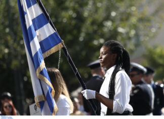 Συγκινεί η 17χρονη σημαιοφόρος από τη Νιγηρία. Οι ελπίδες, τα όνειρα και η πίστη στο Θεό.