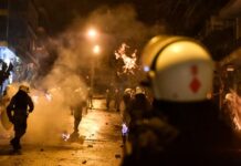 Εξάρχεια: Επίθεση με μολότοφ εναντίον ΔΙΑΣ – Ένας αστυνομικός τραυματίας