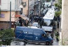 Εξάρχεια: 138 μετανάστες στο κτίριο που εκκενώθηκε στην Μπουμπουλίνας – Τι αναφέρει η ΕΛΑΣ