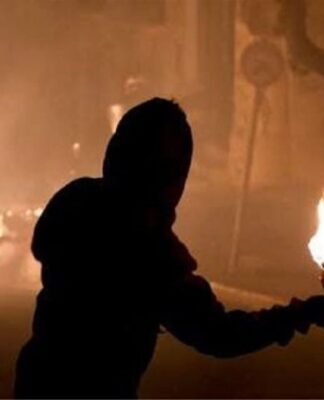 Θεσσαλονίκη: Επεισόδια μετά το τέλος της πορείας – Κάηκαν αυτοκίνητα από μολότοφ – video