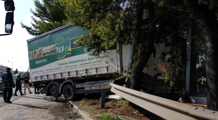 Κηφισός: Εικόνες σοκ μετά το τροχαίο με φορτηγό