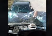 Σαντορίνη: Καλόγερος σπάει με λοστό το παρμπρίζ ενός πούλμαν