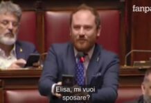 Της έκανε πρόταση γάμου μέσα στη Βουλή (ΒΙΝΤΕΟ)