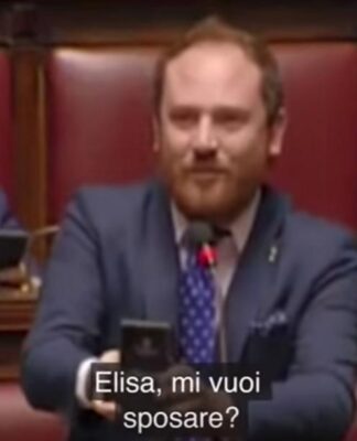 Της έκανε πρόταση γάμου μέσα στη Βουλή (ΒΙΝΤΕΟ)