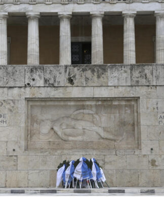 Μαθητές "βαράνε προσοχές" στον Άγνωστο Στρατιώτη μετά από στρατιωτικά παραγγέλματα του γυμναστή τους