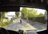 Λεωφορείο στο Μενίδι αποφεύγει με απίστευτο ζιγκ-ζαγκ γυναίκα που πετάχτηκε στον δρόμο (ΒΙΝΤΕΟ)