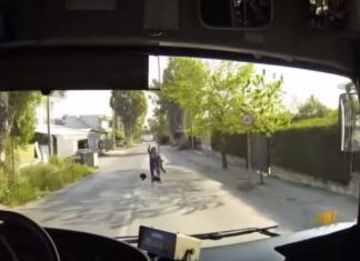 Λεωφορείο στο Μενίδι αποφεύγει με απίστευτο ζιγκ-ζαγκ γυναίκα που πετάχτηκε στον δρόμο (ΒΙΝΤΕΟ)