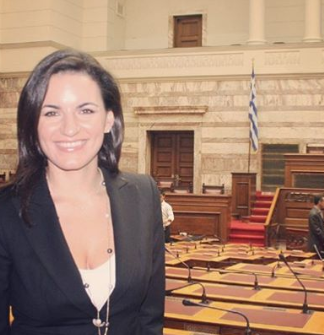 Λαμπερή νονά με κατακόκκινο φόρεμα η Όλγα Κεφαλογιάννη! (ΦΩΤΟ)