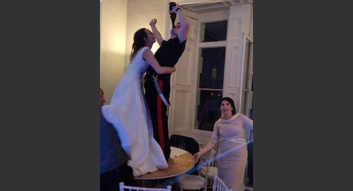Χαμός σε γάμο: Ο κουμπάρος έριξε μπουνιά στη νύφη και την έσερνε από το νυφικό (pics) - Media Gallery