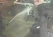 ΣΟΚ: Αστυνομικοί βρέχουν με μάνικα γυναίκα που περνά έξω από Τμήμα (ΒΙΝΤΕΟ)