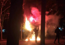 Εξάρχεια: Κάψανε για δεύτερη φορά το χριστουγεννιάτικο δέντρο