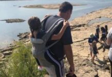 Ανάπηρη μαθήτρια δεν χάνει τις εκδρομές χάρη στον δάσκαλό της που τη μεταφέρει στην πλάτη του (ΒΙΝΤΕΟ)