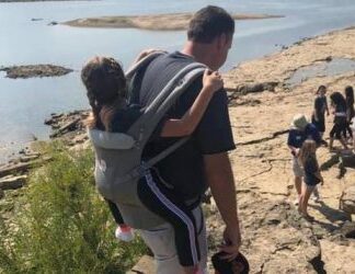 Ανάπηρη μαθήτρια δεν χάνει τις εκδρομές χάρη στον δάσκαλό της που τη μεταφέρει στην πλάτη του (ΒΙΝΤΕΟ)