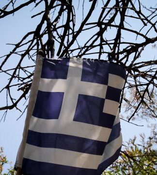Αστυνομικός συνελήφθη γιατί έκαψε την ελληνική σημαία!