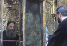 ΔΕΟΣ: Ρίγος στην περιφορά του ιερού σκηνώματος του Αγίου Διονυσίου στη Ζάκυνθο (ΒΙΝΤΕΟ)
