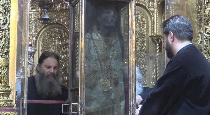 ΔΕΟΣ: Ρίγος στην περιφορά του ιερού σκηνώματος του Αγίου Διονυσίου στη Ζάκυνθο (ΒΙΝΤΕΟ)