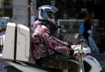 Ντελιβεράς παρέδωσε την παραγγελία σε νεαρή και άρχισε να αυνανίζεται!