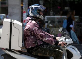 Ντελιβεράς παρέδωσε την παραγγελία σε νεαρή και άρχισε να αυνανίζεται!