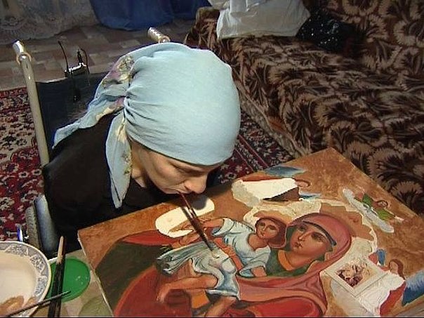 Γυναίκα χωρίς χέρια ζωγραφίζει αγιογραφίες με το στόμα και εντυπωσιάζει με τις δημιουργία της - Εικόνα 1