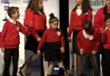 ΦΟΒΕΡΟ: Ο γιος του Άδωνι Γεωργιάδη λέει τα κάλαντα στα αρχαία ελληνικά (ΒΙΝΤΕΟ)