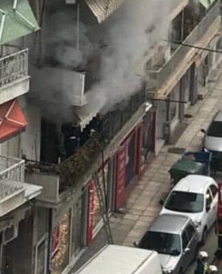 Θεσσαλονίκη: Η στιγμή που καλεί σε βοήθεια εγκλωβισμένος στο μπαλκόνι από φωτιά στο σπίτι του