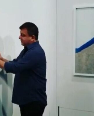 Καλλιτέχνης ξεκόλλησε και έφαγε την μπανάνα αξίας 120.000 δολαρίων σε γκαλερί