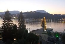 Χαλκίδα: Διχάζει το χριστουγεννιάτικο δέντρο που τοποθετήθηκε στην παραλία. "Ό,τι χειρότερο έχω δει"