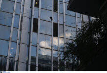 Υπάλληλος της Περιφέρειας Αττικής ο άνδρας που έπεσε στο κενό στο Κουκάκι